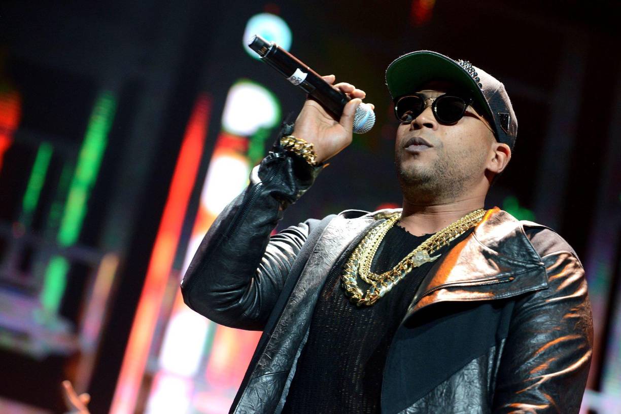 Una orden de aprehensión en contra del reguetonero Don Omar, fue girada para que rinda cuentas ante la Fiscalía de Santa Cruz, Bolivia, por una denuncia emitida por el Viceministerio de Defensa del Usuario y Consumidor.