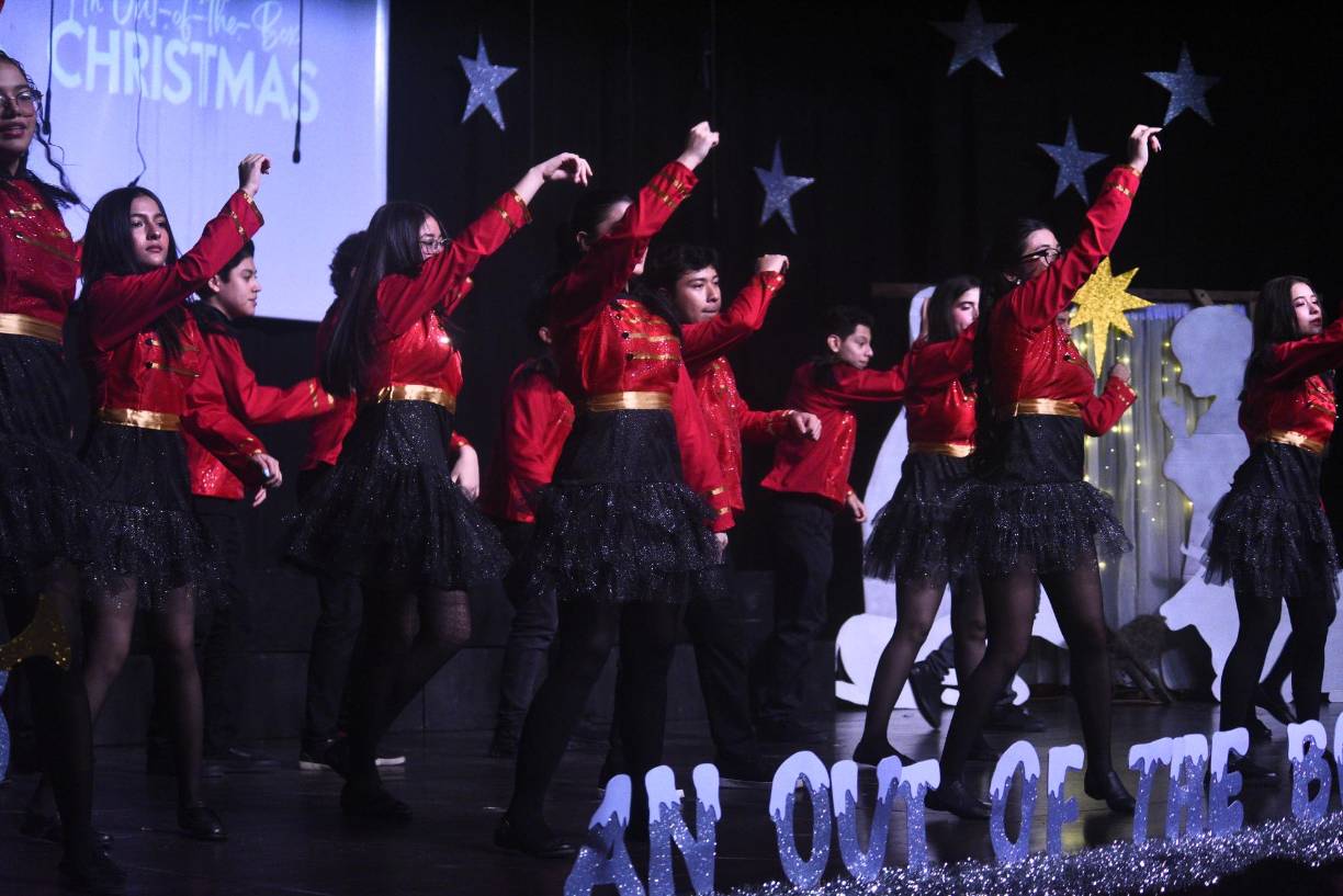 Los adolescentes también presentaron un remix navideño para bailar antes de una obra de teatro. 