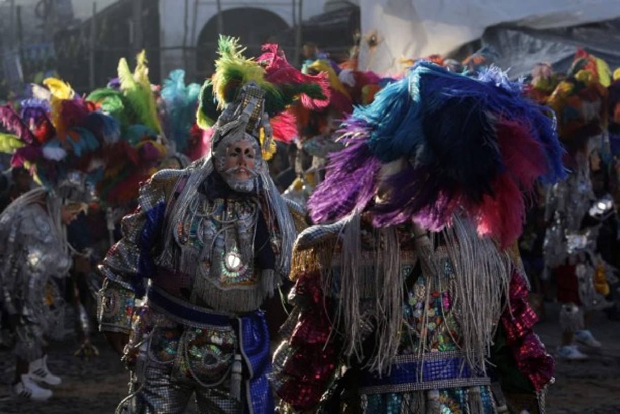 Aunque la costumbre tiene sus orígenes en prácticas prehispánicas, ha logrado adaptarse a las generaciones actuales con elementos tradicionales. Así, la fiesta de la muerte se ha mantenido irónicamente viva a través de los años.<br/>