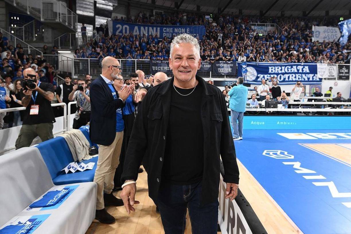 Cinco hombres armados irrumpieron en la villa, situada cerca de Vicenza. Baggio intentó detenerlos pero uno de ellos lo golpeó en la frente con la culata de su pistola.