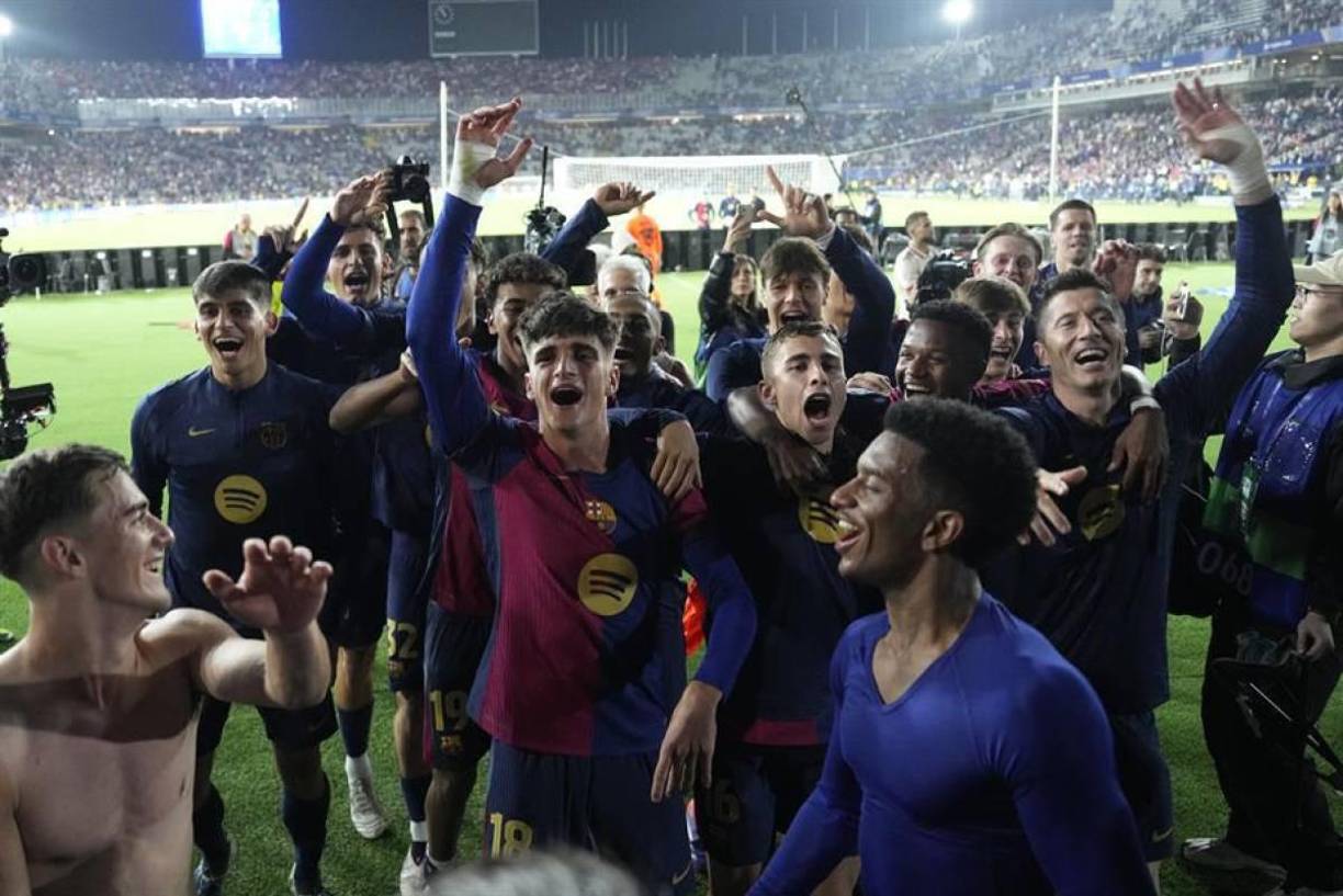Al final del partido, se vivió una fiesta en el Estadio Olímpico Lluís Companys de Montjuïc con los festejos de los jugadores del Barcelona con los aficionados.
