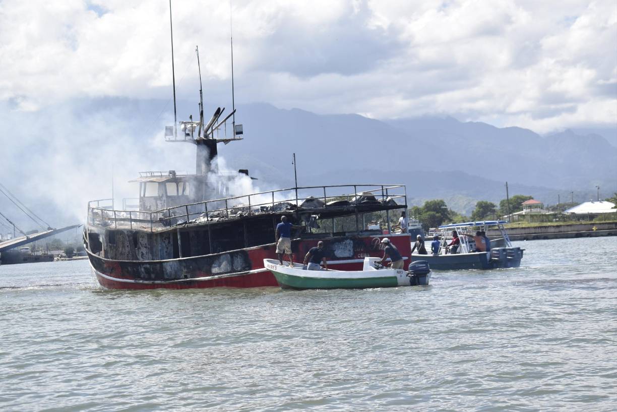 Muchos pescadores artesanales ayudaron a evacuar a los tripulantes de la embarcación, su reacción inmediata fue vital para salvar las vidas de marineros, niños y mujeres.