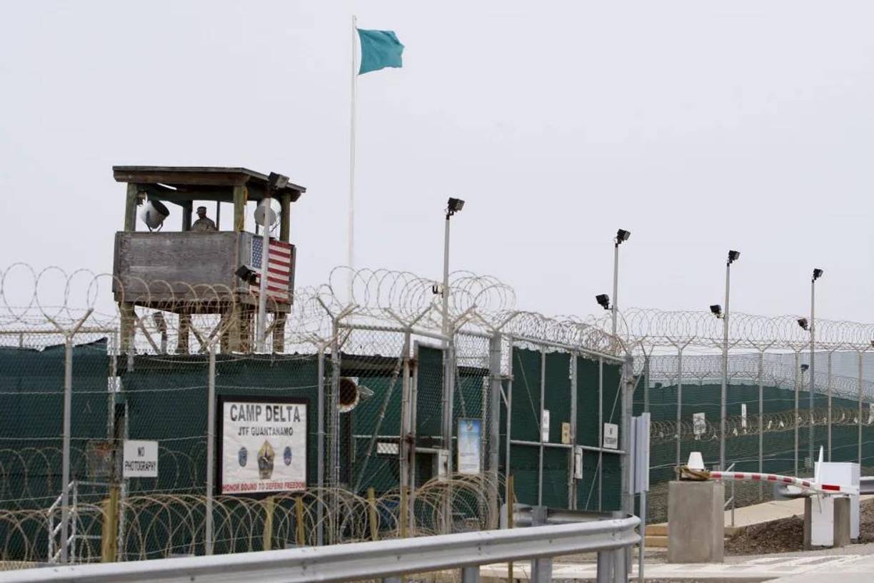 Un reportaje publicado en septiembre de 2024 por The New York Times, basado en informes internos del Gobierno, reveló que los detenidos enfrentan condiciones precarias en Guantánamo.
