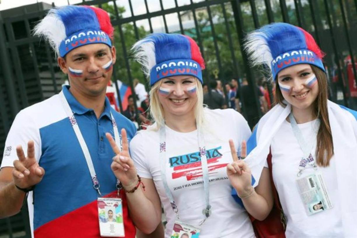 Esta afortunado luce incrédulo con sos bellas rubias.