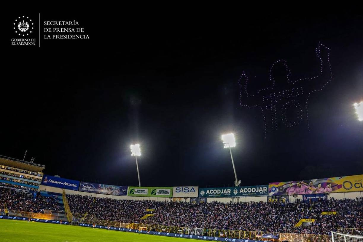 La imagen de Messi formada por los drones sobre el cielo en el estadio Cuscatlán.