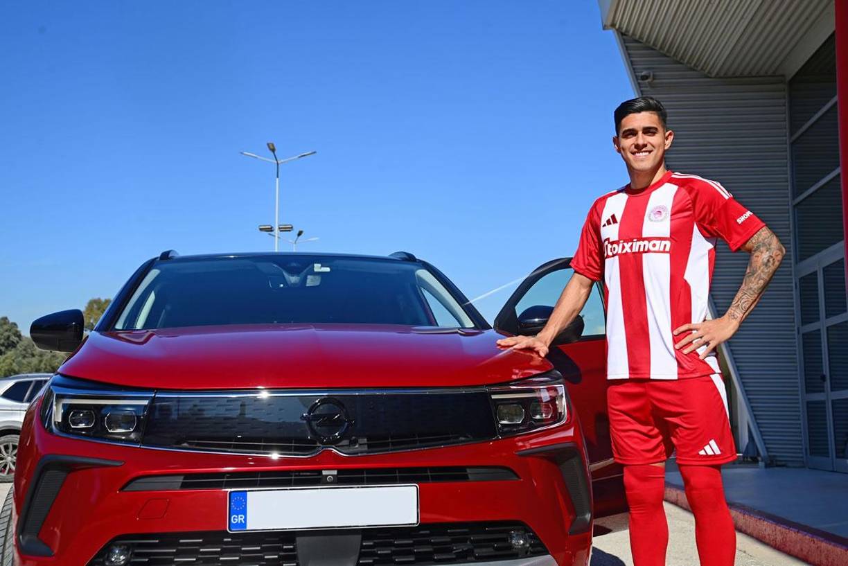 Olympiacos presentó a Luis Palma como todo un crack y el jugador hasta apareció posando con un carro de lujo.