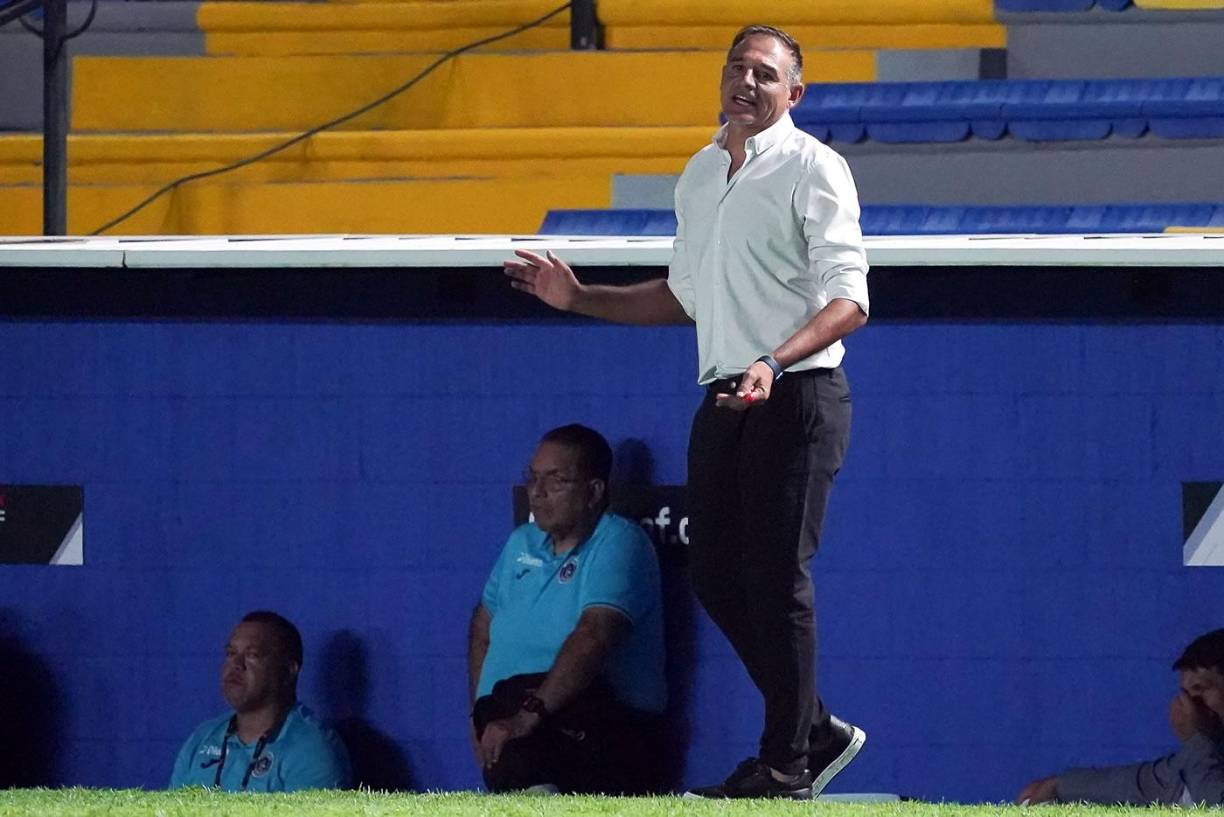 Hernán ‘La Tota‘ Medina no estaba nada contento con lo que estaba viendo de su equipo en el campo.