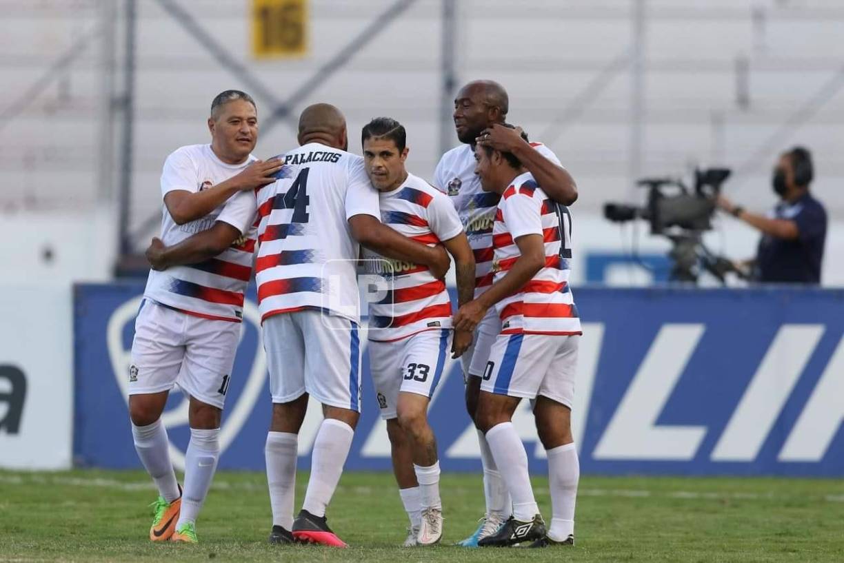 Bruschi se llevó las felicitaciones de sus compañeros.