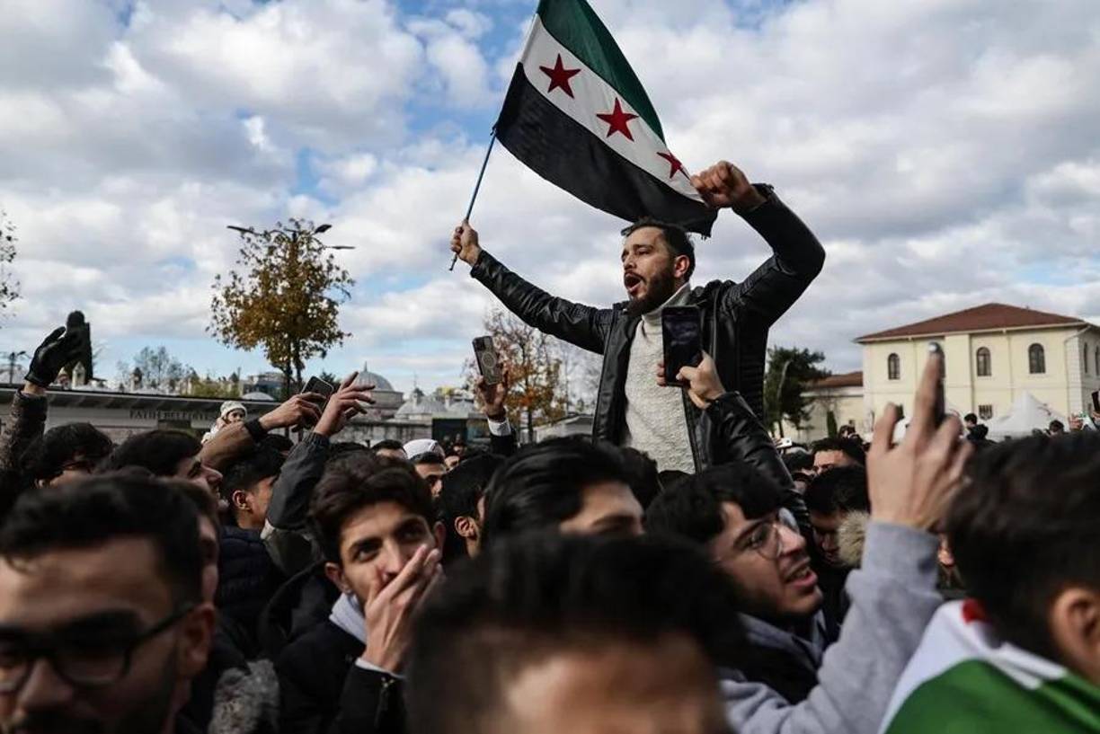 Miles de personas salieron este domingo a las calles de la gran mayoría de las provincias de Siria, y también de Damasco, después de que los rebeldes islamistas se hicieran con la capital del país árabe y la declararan “libre” del presidente Bachar al Asad, que se aferró al poder durante 24 años.