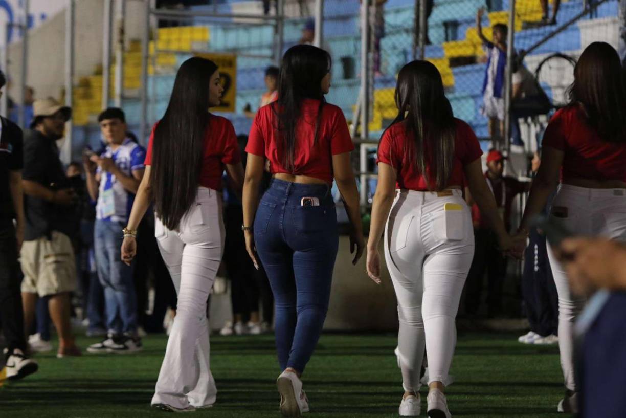 Las chicas que robaron suspiros en el Estadio Nacional Chelato Uclés. 