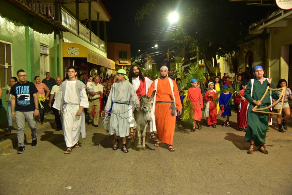 Ahí se involucran los niños y entra Jesús en su burrito. 