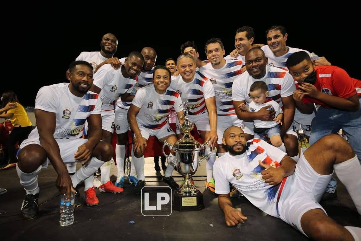 La foto final de la celebración de los jugadores del Olimpia.