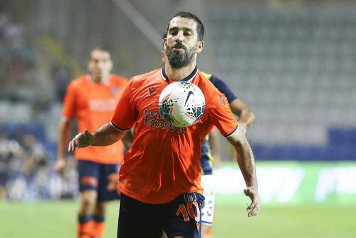 Arda Turan podría volver al fútbol español. Según informaron varios medios españoles y han confirmado desde Turquía, el Zaragoza estaría negociando la cesión del mediocampista turco con el Estambul Başakşehir para una temporada.