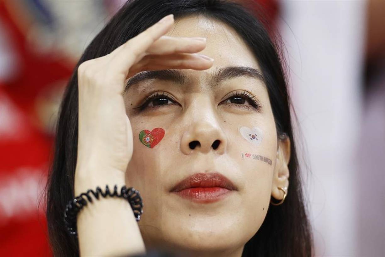 Pero, también las aficionadas de Portugal llenaron de belleza el recinto.