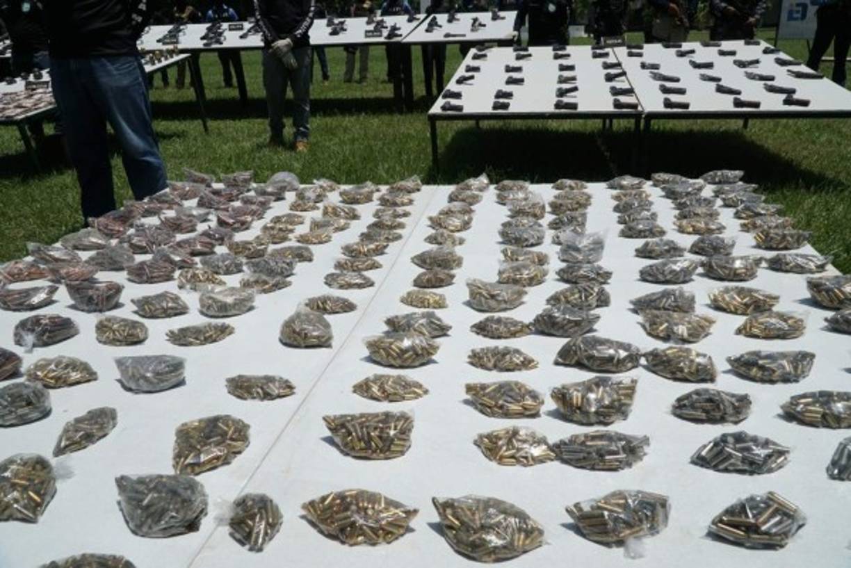 Entre los aparatos tecnológicos se encuentran 21 router y 171 teléfonos. Además se les decomisaron 766 botellas de bebidas embriagantes.<br/>