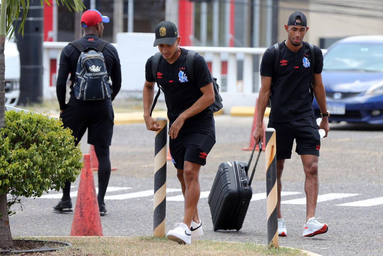 José Mario Pinto llegó en compañía de Jerry Bengtson al aeropuerto. 