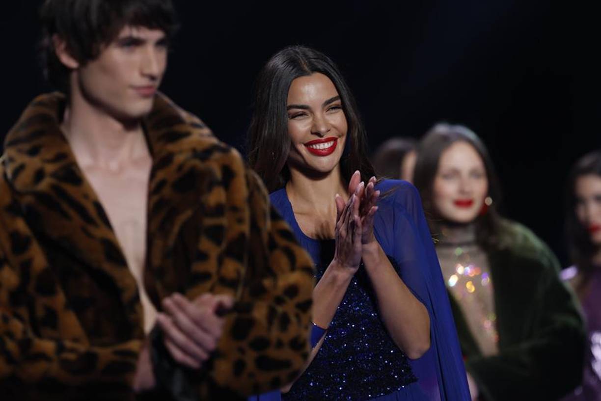 “Estoy feliz, estoy pletórica, me encuentro bien”, expresó Joana Sanz tras desfilar muy sonriente en la pasarela.