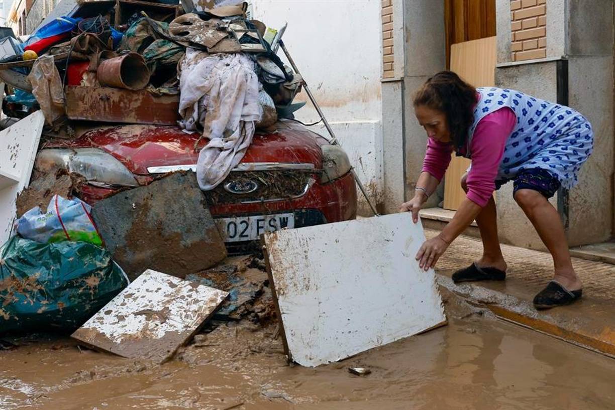 Una mujer retira escombros de su vivienda tras las consecuencias de la dana. El jefe del Gobierno español, Pedro Sánchez, anunció en una declaración institucional, en la que ha precisado que en concreto se enviarán 5,000 militares más (4.000 de ellos hoy mismo) y otros tantos policías y guardias civiles.