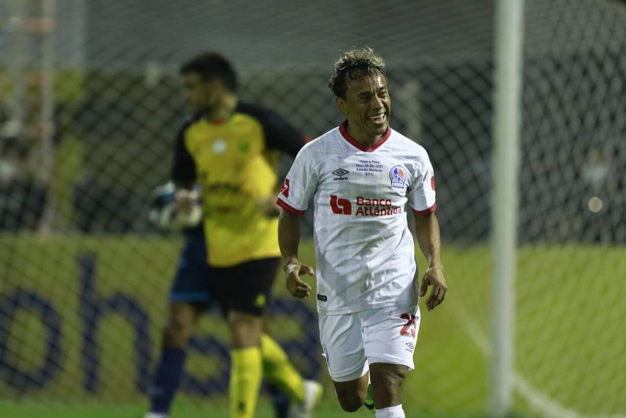 Javier Portillo: El veterano jugador del Olimpia de 40 años, también finalizó contrato, pero tuvo un espectacular y todo indica que se ganó la renovación. Manifestó que no tiene en mente retirarse y espera seguir ganando con los merengues.