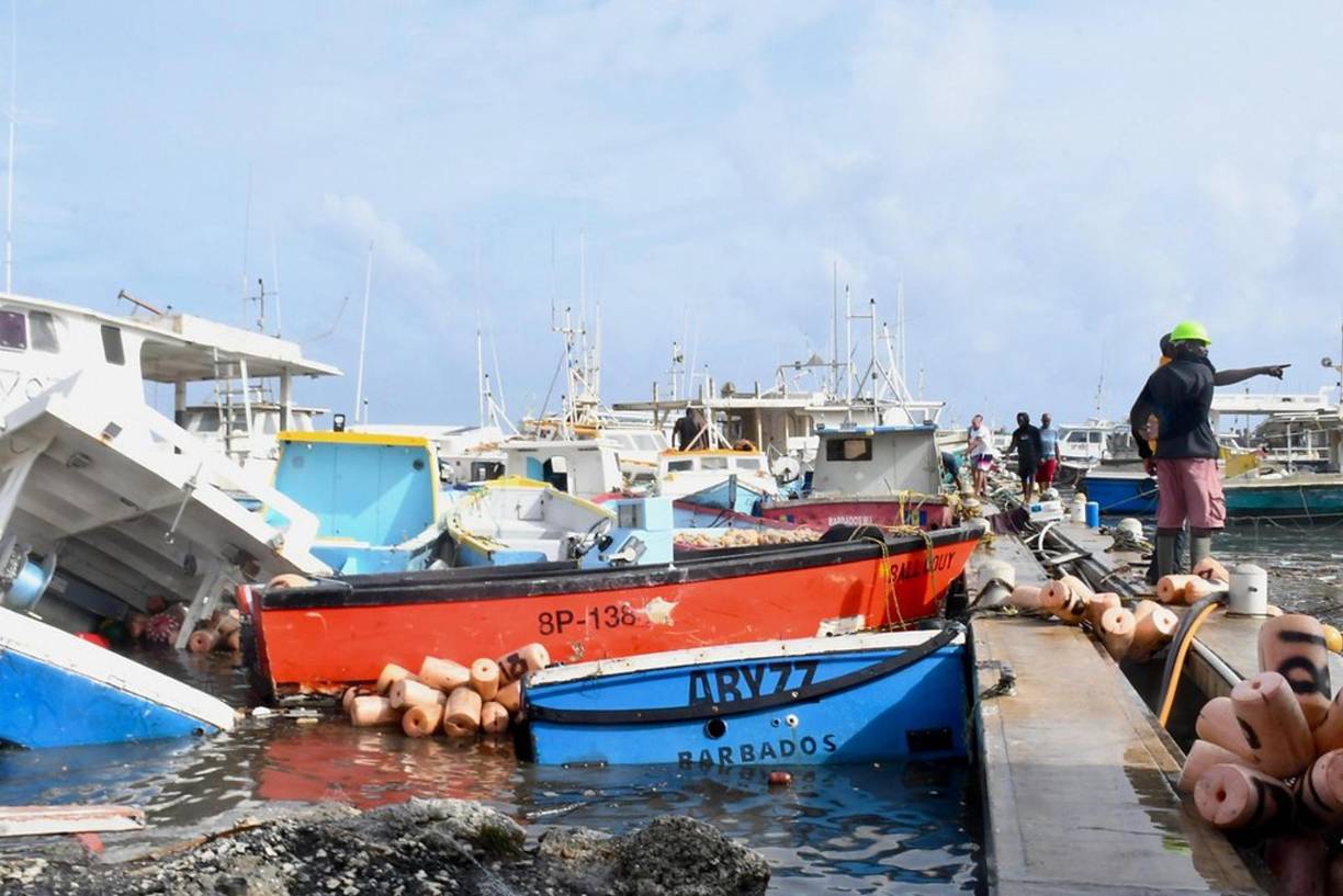 Un daño significativo a los buques pesqueros en el complejo pesquero de Bridgetown fue causado por una tormenta del huracán Beryl. El "potencialmente catastrófico" huracán Beryl escaló a la categoría 5 en el este del mar Caribe. 