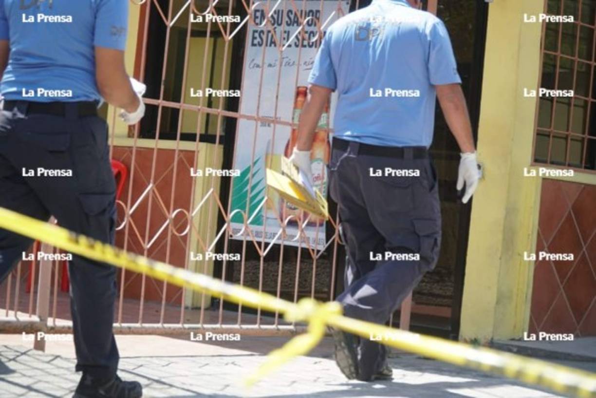 Testigos del hecho relataron que se escuchó una ráfaga de disparos, minutos después salieron los pistoleros para emprender su huida.