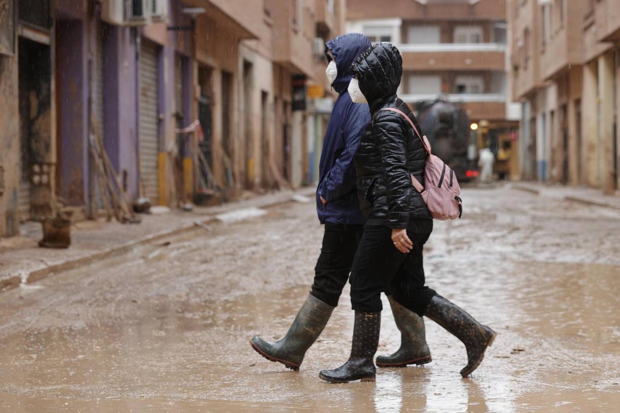Miles de personas han sido evacuadas en las zonas de más riesgo, y han sido suspendidas clases y consultas médicas, tras avisar a la población para no salir de casa en la medida de lo posible y evitar nuevos dramas como los del último episodio de este tipo que castigó a Valencia y que en España se conocen como depresión aislada en niveles altos (dana). 