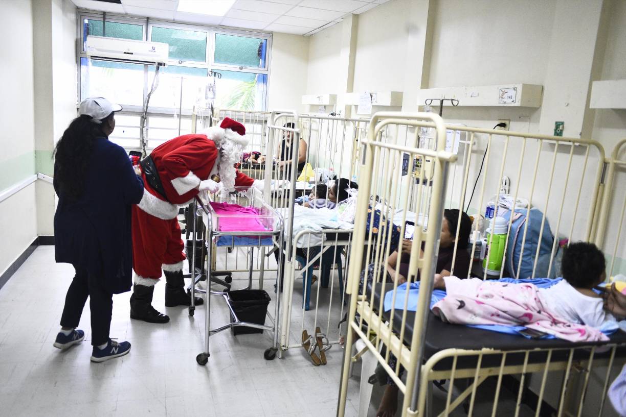 Lamentablemente, semanas más tarde, el niño falleció producto del cáncer con el que luchaba, siendo la visita de Santa la última alegría de su corta vida.