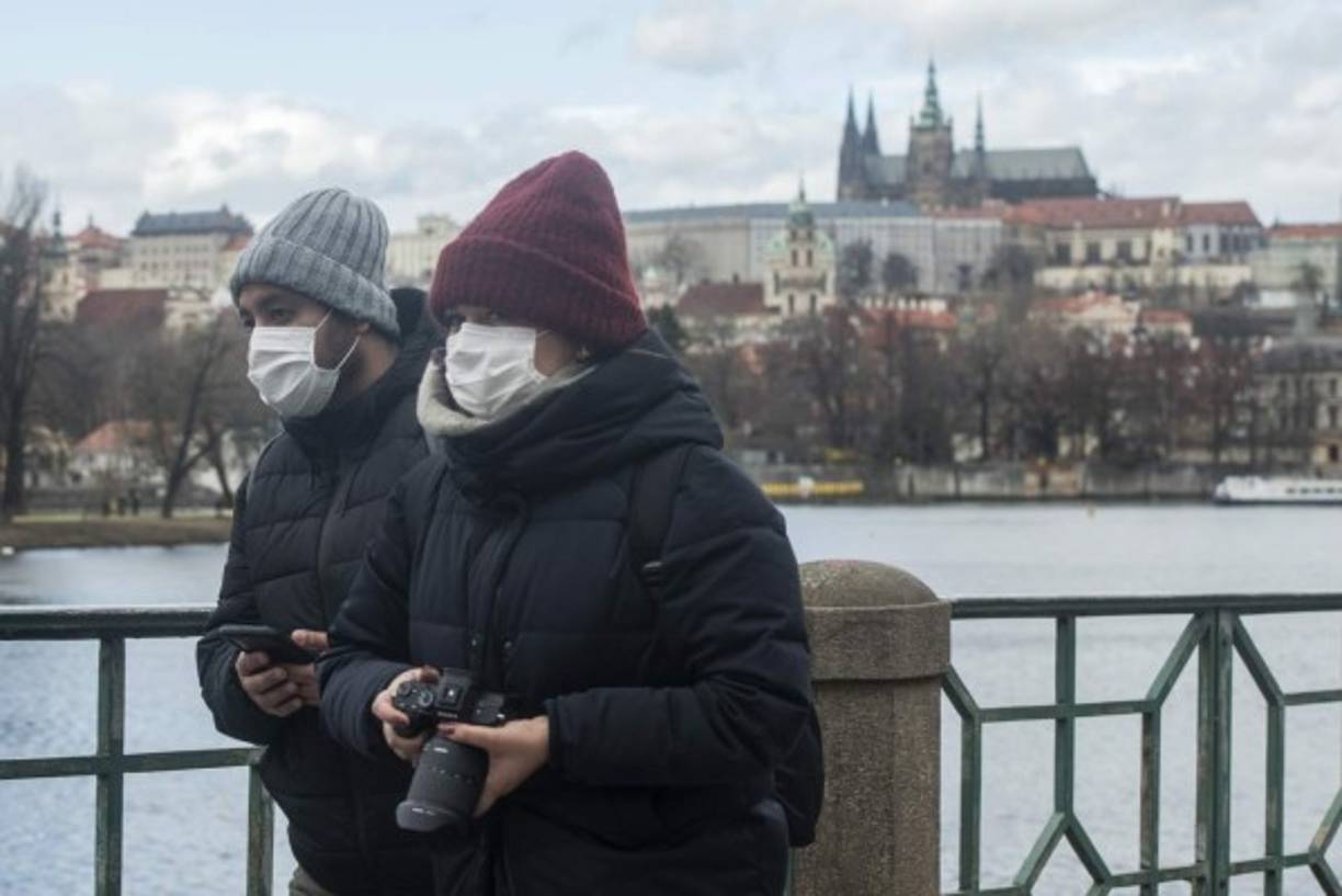 República Checa: Las autoridades de este país decretaron este jueves un estado de emergencia de 30 días ante la epidemia de coronavirus, cerrando sus fronteras a los viajeros de las “zonas de riesgo”, es decir, 15 países, entre ellos Alemania, Francia y Reino Unido.