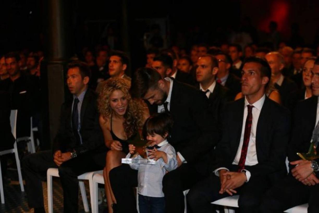 Milán Piqué fue la sensación en la gala de premiación y le arrancó sonrisas a sus famosos padres al sostener entre sus manos el galardón. Foto tomada de la Federación Catalana de Fútbol.