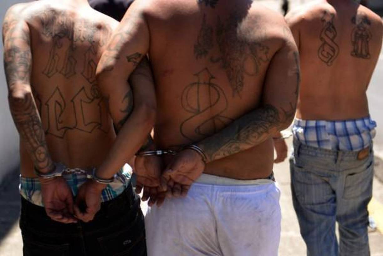 Con el tiempo, ascendió en la estructura criminal, participando en extorsiones, secuestros y tráfico de drogas. Su confesión de haber matado a 500 personas evidencia la magnitud de la violencia ejercida por las pandillas en El Salvador, un país que, según estimaciones oficiales, ha perdido a más de 120,000 personas a manos de estas organizaciones.