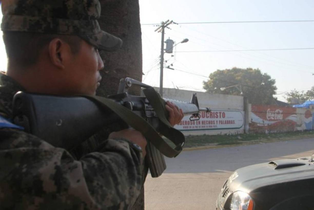 Cinco policías militares resultaron heridos y fueron trasladados al Hospital Militar.