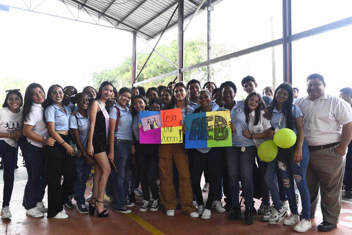 Estudiantes de Asistentes Ejecutivos Bilingües con pancartas y pitos apoyaron a su candidata Cesia Sofia Torres.