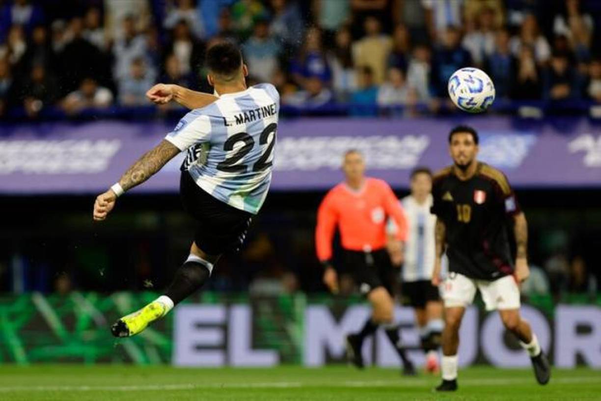 Con dos cambios en la defensa, el equipo campeón del mundo tuvo el protagonismo desde el primer minuto pero las grandes actuaciones de Carlos Zambrano y Alexander Callens le impidieron abrir el tanteador.