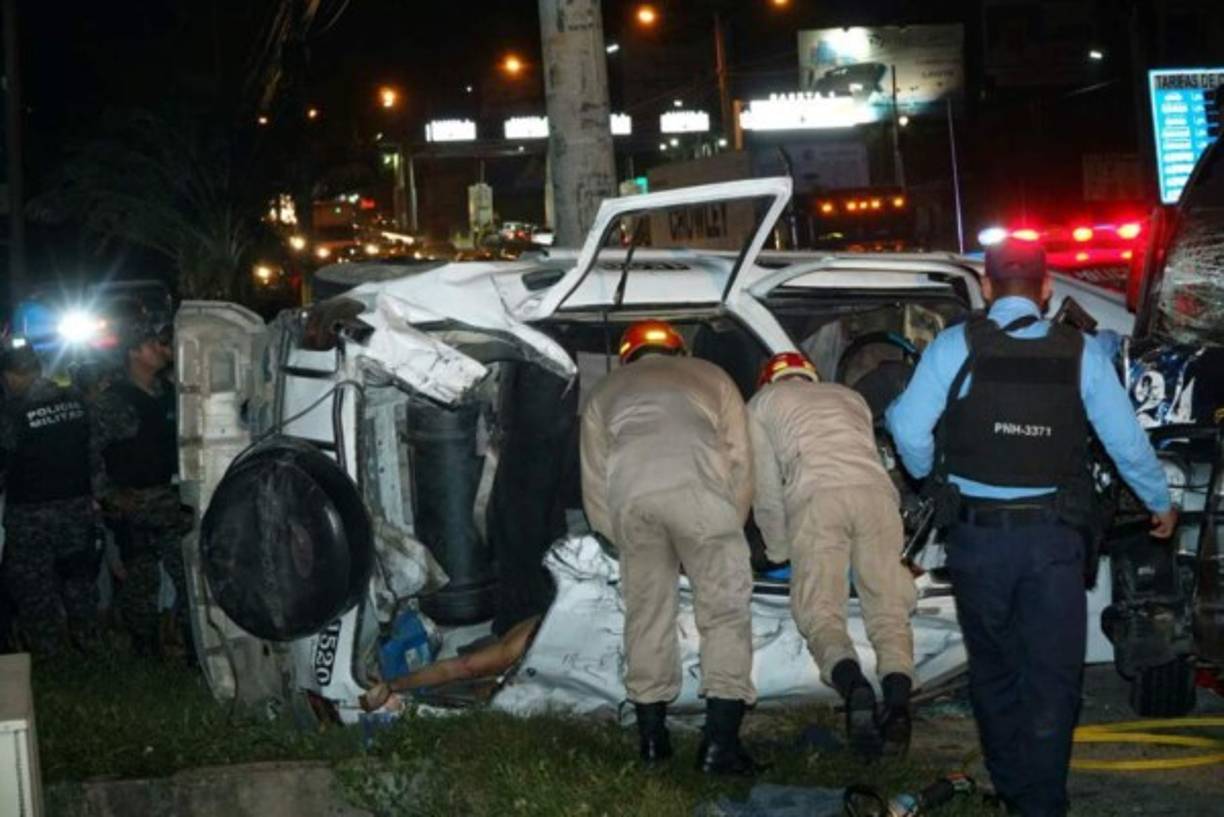 01, 10, 2017. Un accidente vial entre un rapidito de Cofradía y un taxi colectivo dejó como resultado tres mujeres muertas y tres heridos. El hecho ocurrió a las 8:30 pm, en el bulevar del sur, a pocos metros del peaje en la entrada principal de la colonia Chamelecón.<br/>Según testigos que estaban en la escena, el bus de la empresa Emtrabiv, que cubre la ruta Brisas del Valle, en el sector Cofradía, iba por el bulevar del sur hacia San Pedro Sula, y el taxi colectivo con registro 1520, que cubre la ruta Chamelecón-Centro, hizo el cruce del bulevar e impactó con el rapidito Toyota, color azul, con registro 24 y placas AAT 4833.