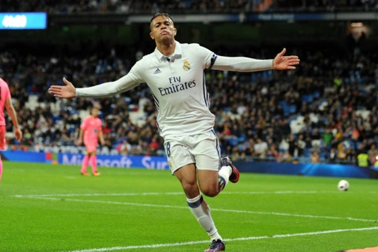 Mariano Díaz decide quedarse en el Real Madrid. El futbolista confía ciegamente en sus posibilidades y eso le llevó a renovar hace un año hasta 2020. Ahora, siendo integrante del primer equipo, quiere estar al menos hasta final de temporada. El club blanco maneja proposiciones de otras entidades interesadas en los servicios del ariete catalán de origen dominicano, pero el canterano se mantiene firme en su deseo de seguir jugando de blanco y apurar las oportunidades de jugar que le dé Zinedine Zidane, especialmente en la Copa.