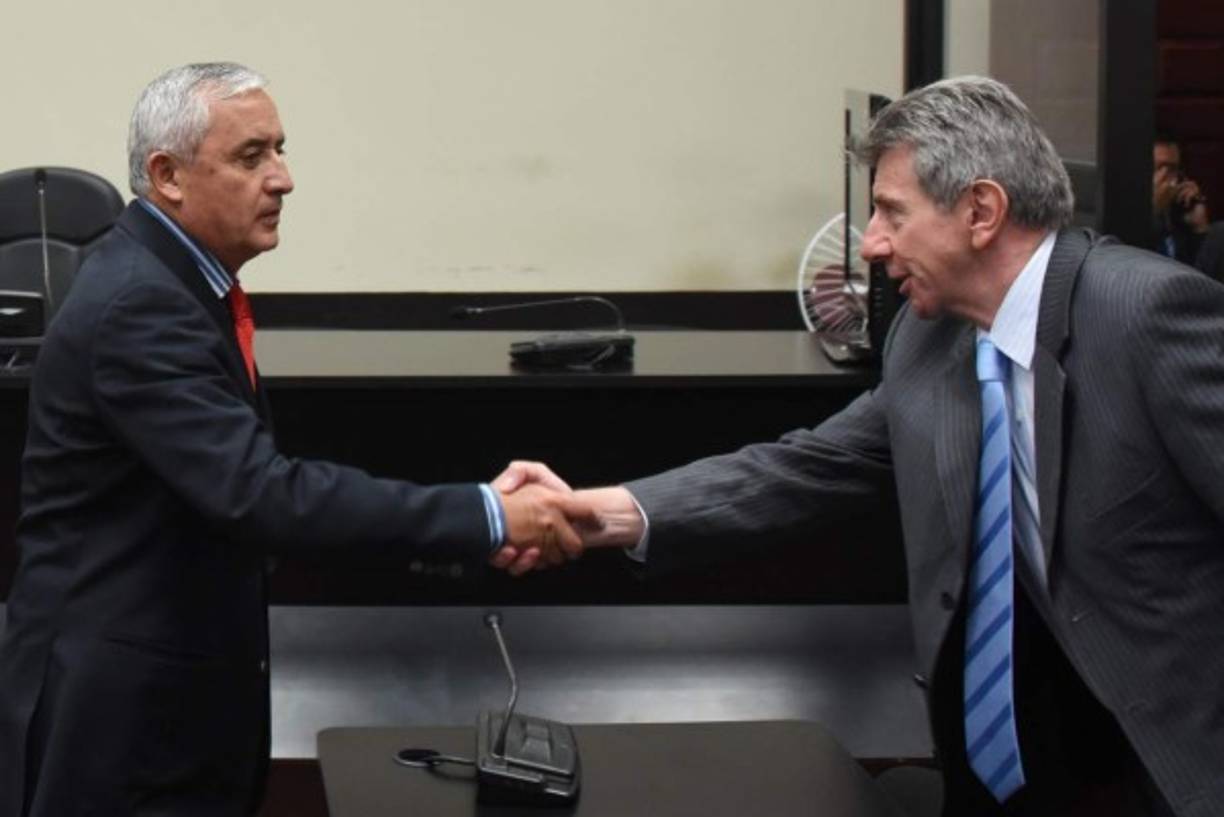 Pérez saludó a los miembros de la Cicig al llegar a su primera audiencia por el caso de corrupción de 'La Línea'.