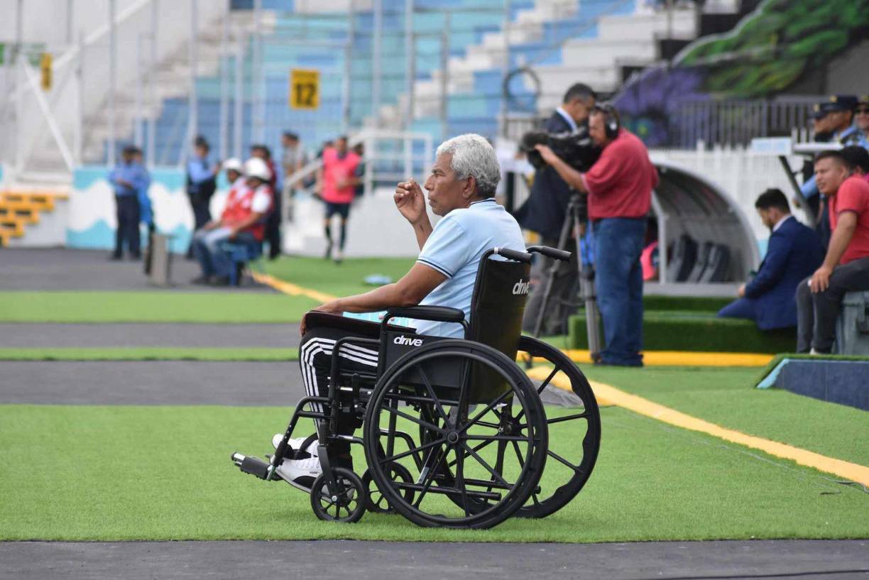 Le detectaron un tumor en medio de los nervios y eso le ha imposibilitado caminar, pero su recuperación va por buen camino. Estuvo dirigiendo desde su silla de ruedas.