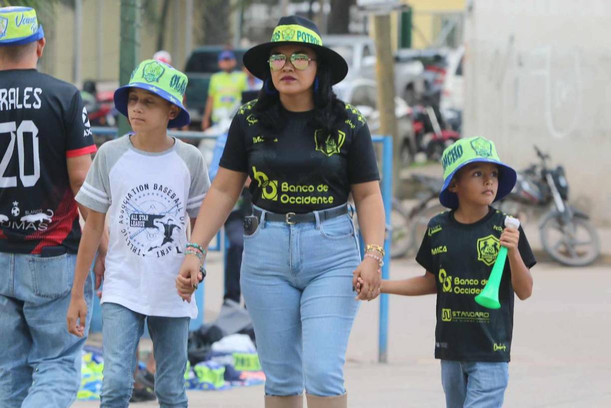Las chicas se hicieron presentes en el recinto olanchano para presenciar el tremendo duelo.
