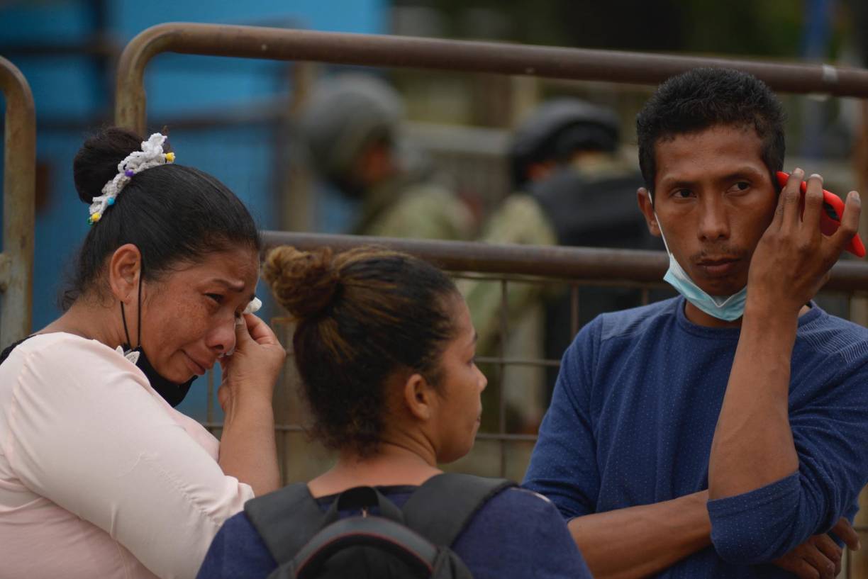 Los enfrentamientos entre presos, que se iniciaron el viernes por la noche, se extendieron hasta el sábado al entrar en escena otras bandas de los bloques 7 y 12 de la misma prisión. Mientras la angustia de los familiares en las afueras del penal aumenta tras no obtener información sobre las muertes.
