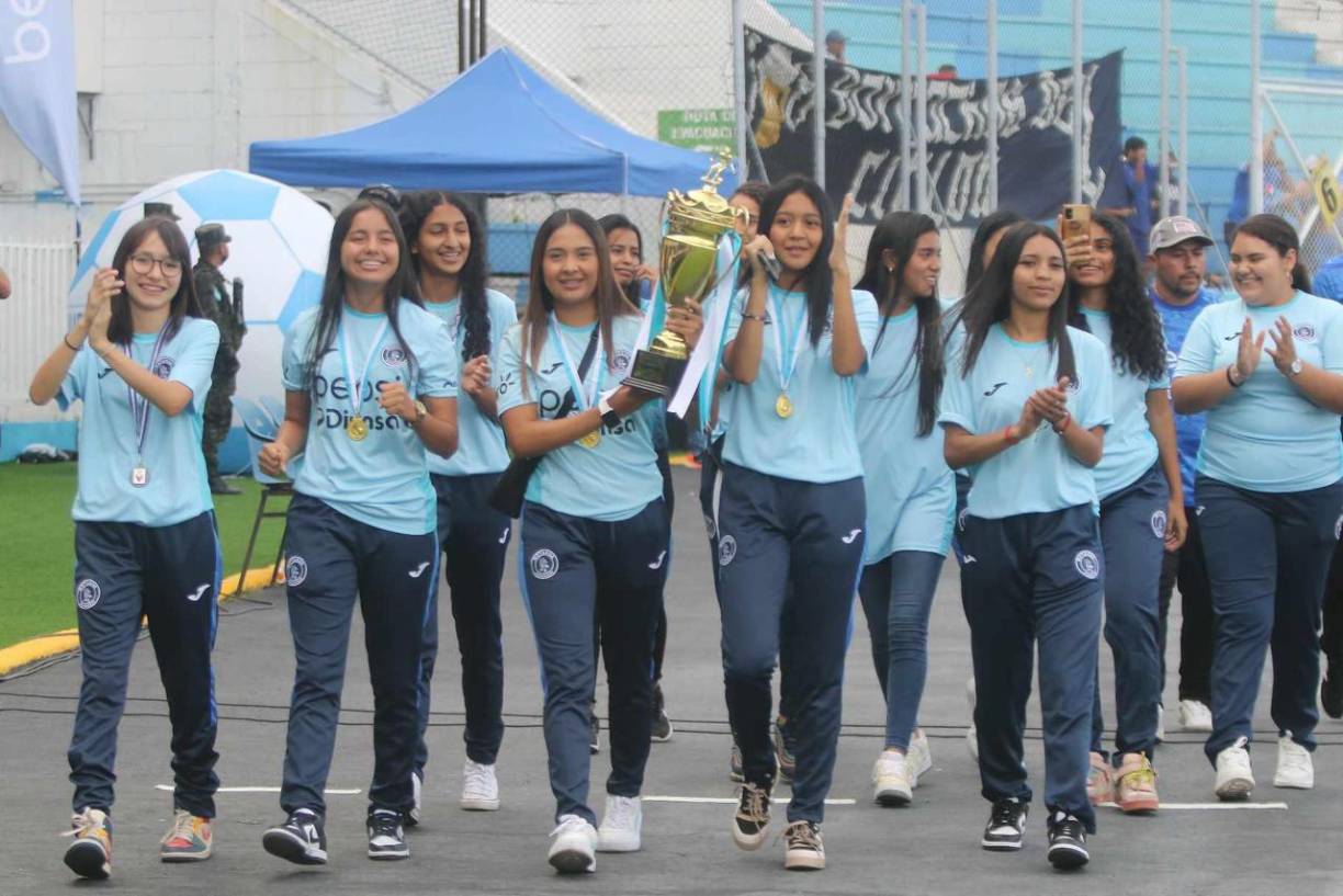 Previo al partido, Motagua Femenil se coronaron campeonas y el trofeo se lo presentaron a toda su afición a través de una vuelta olímpica.