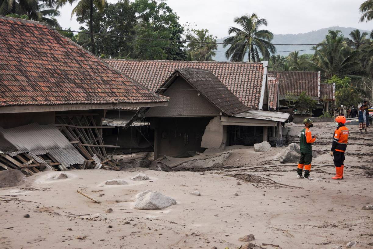 El nivel de alarma del volcán Semeru, de 3.676 metros de altura, estaba en su segundo grado más alto desde la última gran erupción de diciembre de 2020, que también forzó la evacuación de miles de personas e hizo desaparecer algunos municipios.
