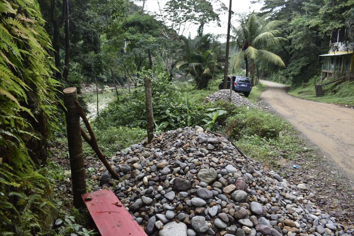 Postes rústicos junto a bultos de piedra y arena, fueron colocados para impedir el ingreso al río. Ahora los que deciden bajar al balneario lo hacen con cierto temor.