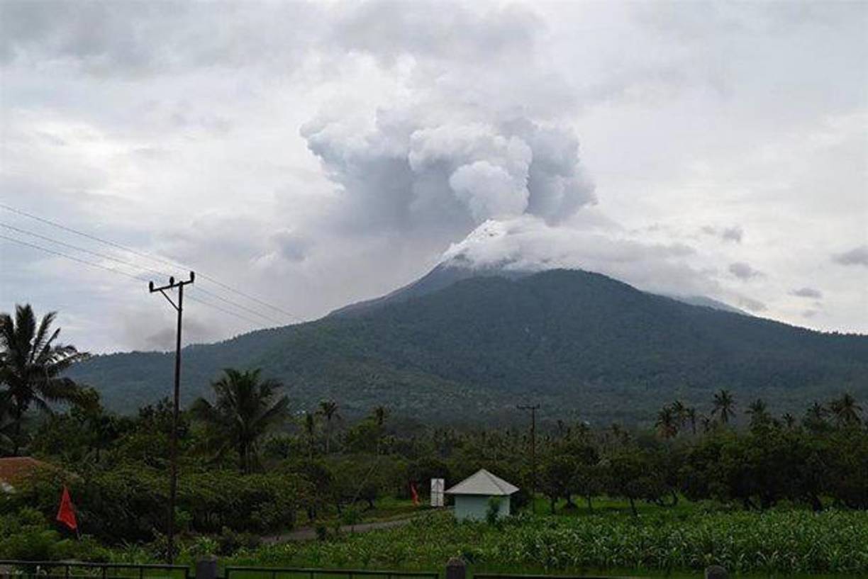 Impactantes videos compartidos en redes sociales muestran el momento exacto de la erupción, capturando imágenes de la caída de ceniza sobre una ciudad cercana que quedó cubierta por el material volcánico.