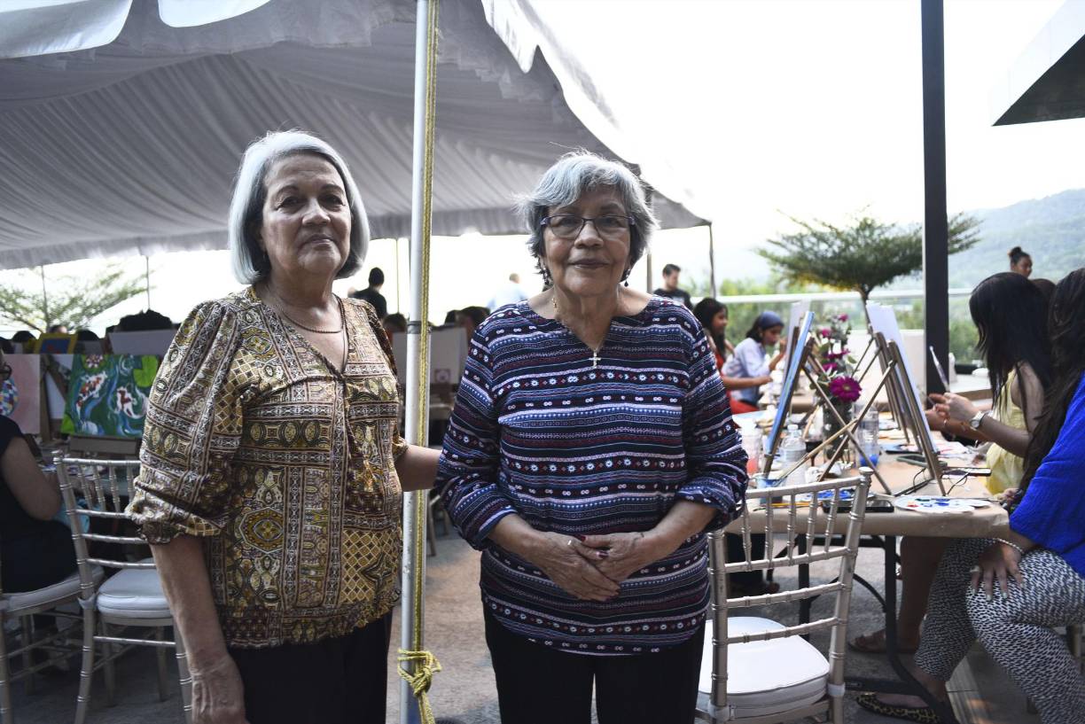 Lilia Urrutia y Norma Urrutia