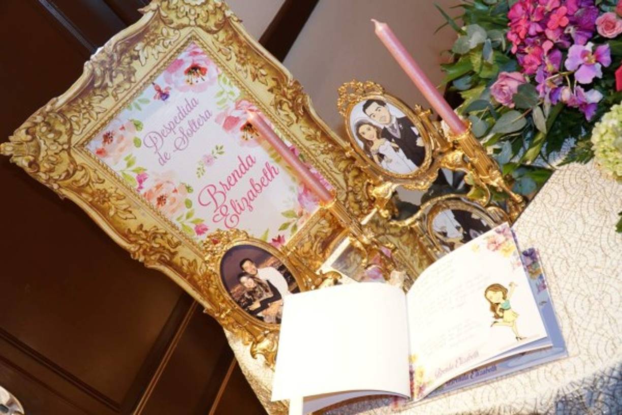 En la entrada se colocó un libro para poner mensajes de felicitaciones a los novios.