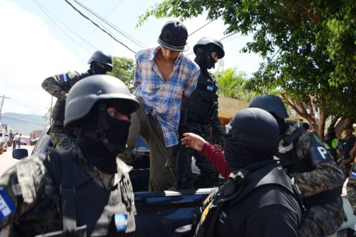 Barcelona´s supporters hold placards reading 'Free political prisoners' and Catalan pro-independence 'Estelada' flags during the Spanish Copa del Rey (King's Cup) round of 16 second leg football match FC Barcelona vs RC Celta de Vigo at the Camp Nou stadium in Barcelona on January 11, 2018. / AFP PHOTO / LLUIS GENE