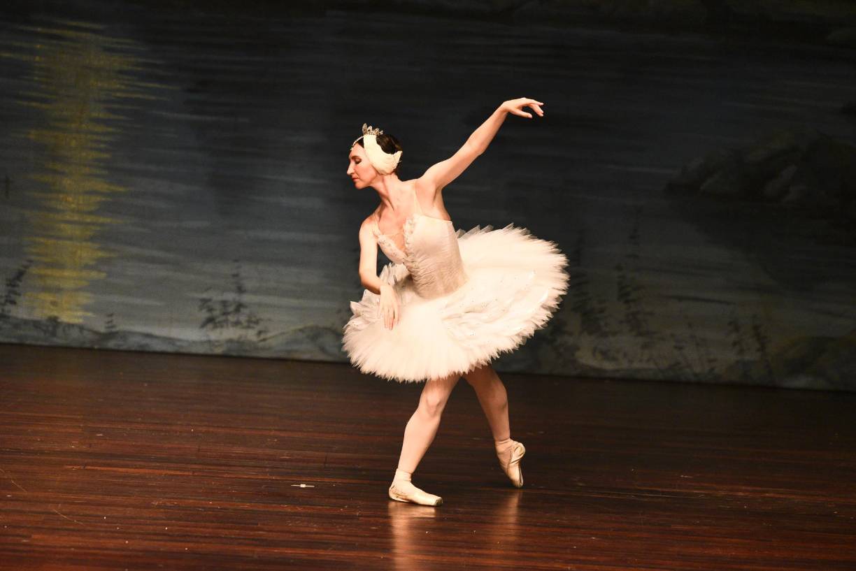 La magia del Lago de los Cisnes inundó el auditorio del teatro José Francisco Saybe. 