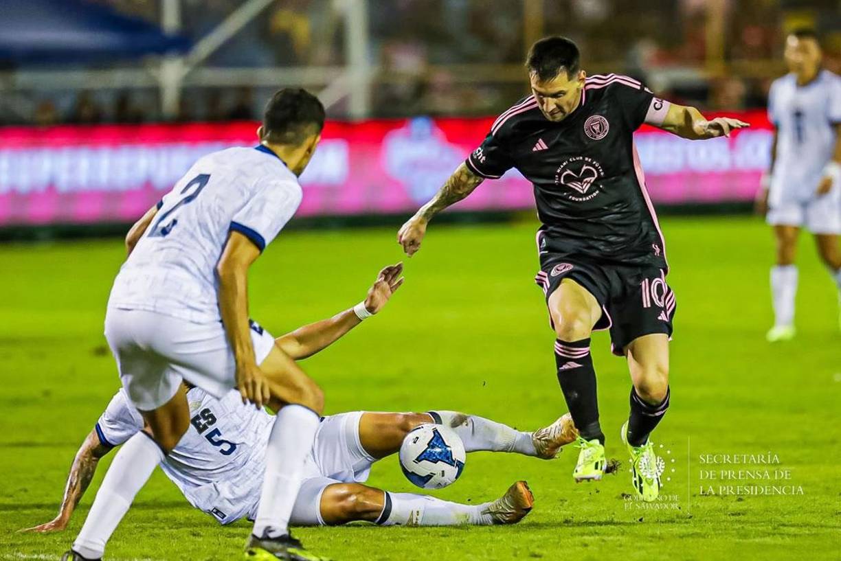 El defensa salvadoreño Rudy Clavel le dejó este recuerdito a Messi. Le cometió esta dura entrada al argentino antes del final del primer tiempo.