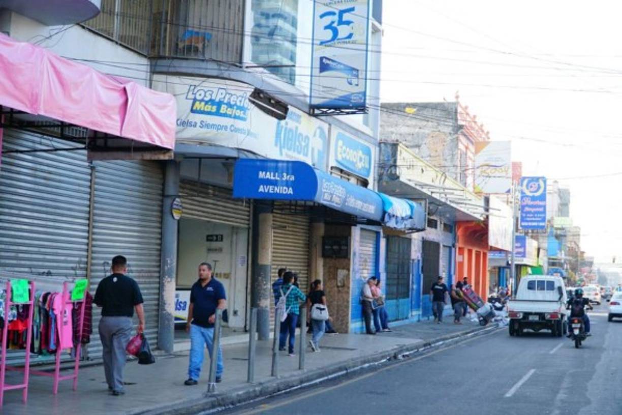 Los transeúntes vuleven a caminar por las calles.