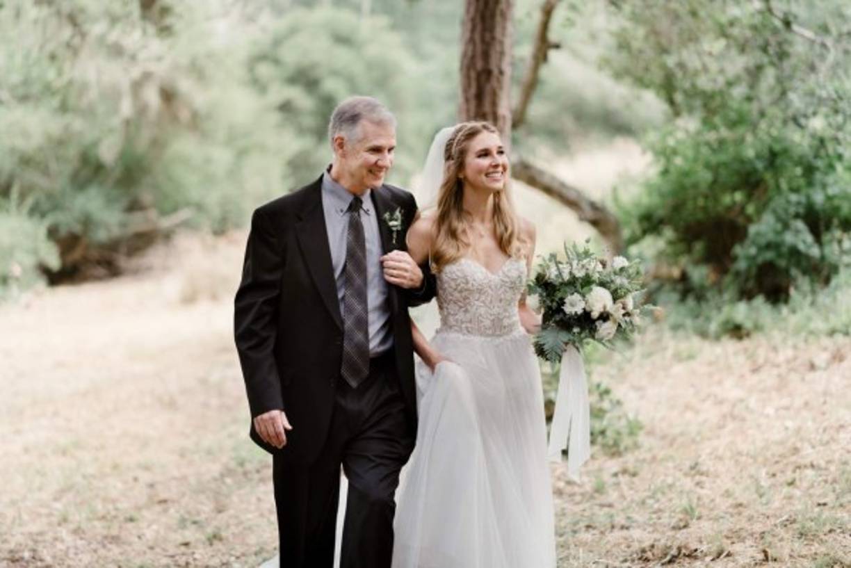 Entre las víctimas se encuentra Kevin Mahoney de 61 años. Su hija, Erika, confirmó su muerte en Twitter. 'Me duele el corazón anunciar que mi papá, mi héroe, Kevin Mahoney, fue asesinado en el tiroteo de King Soopers en mi ciudad natal de Boulder. Estoy tan agradecida de que pudiera entregarme el día de mi boda el año pasado', escribió la joven en una publicación que se viralizó en la red social.